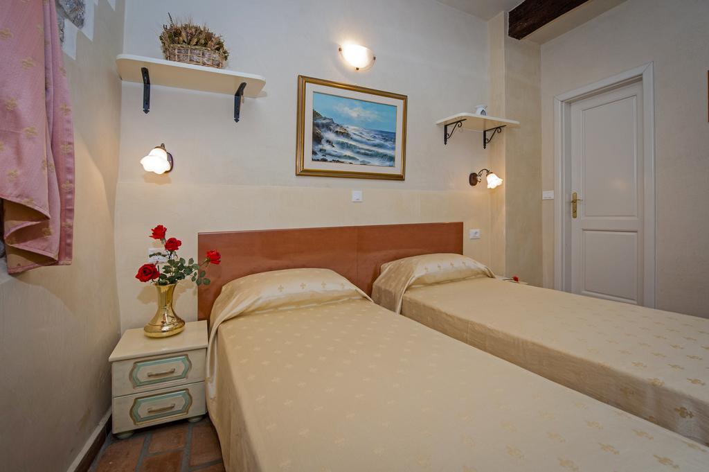 Residence Marco Polo Centro Storico 罗维尼 外观 照片