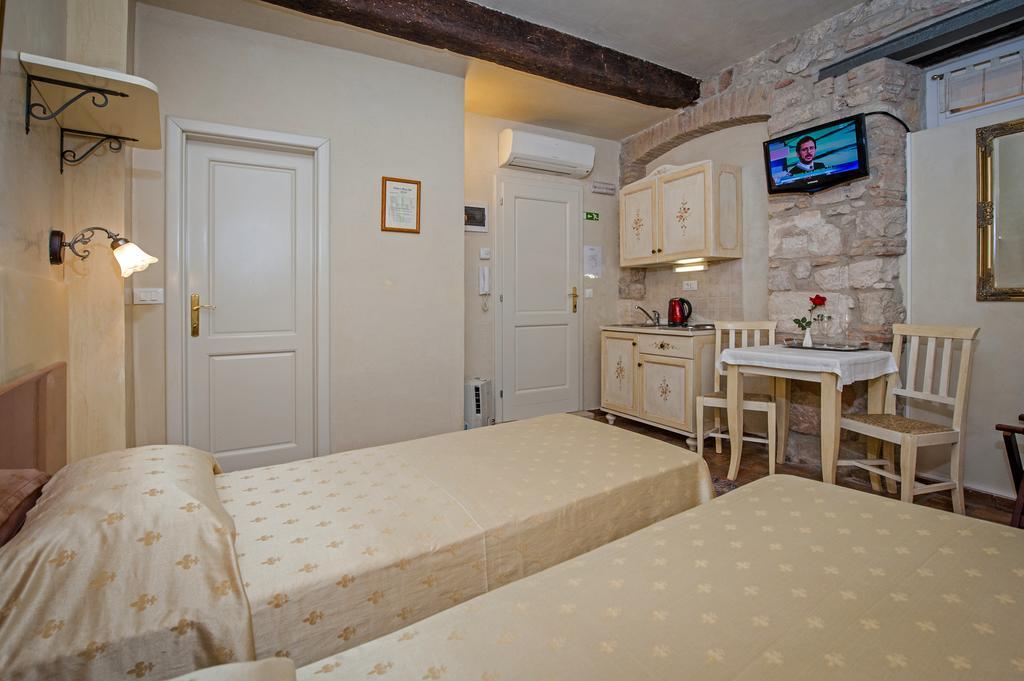 Residence Marco Polo Centro Storico 罗维尼 外观 照片