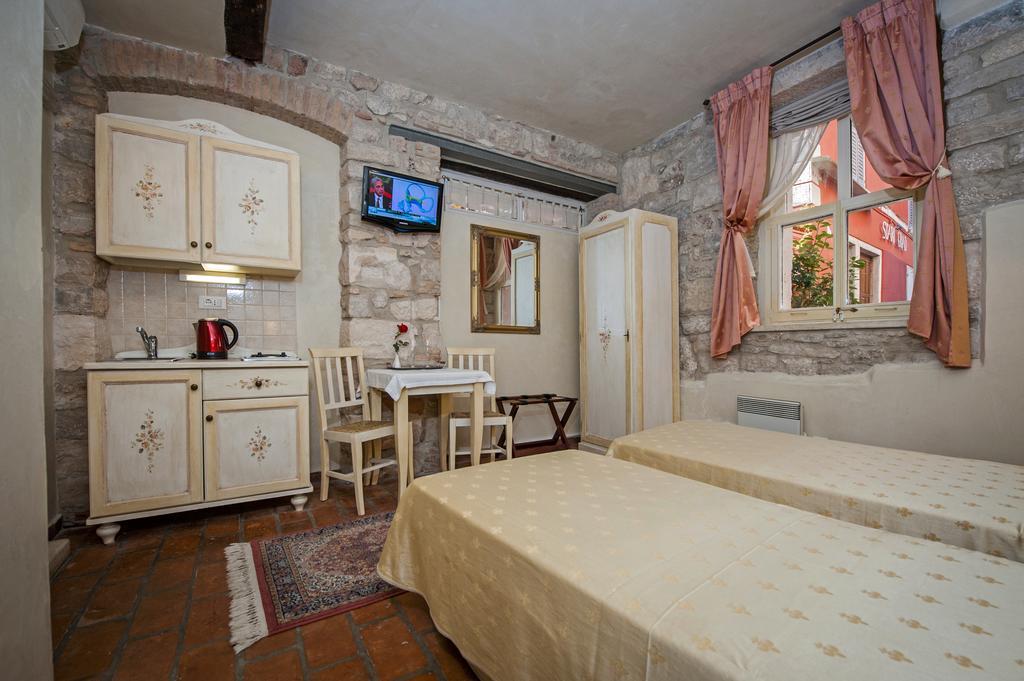 Residence Marco Polo Centro Storico 罗维尼 外观 照片