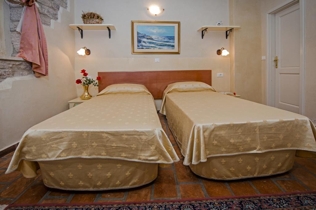 Residence Marco Polo Centro Storico 罗维尼 外观 照片