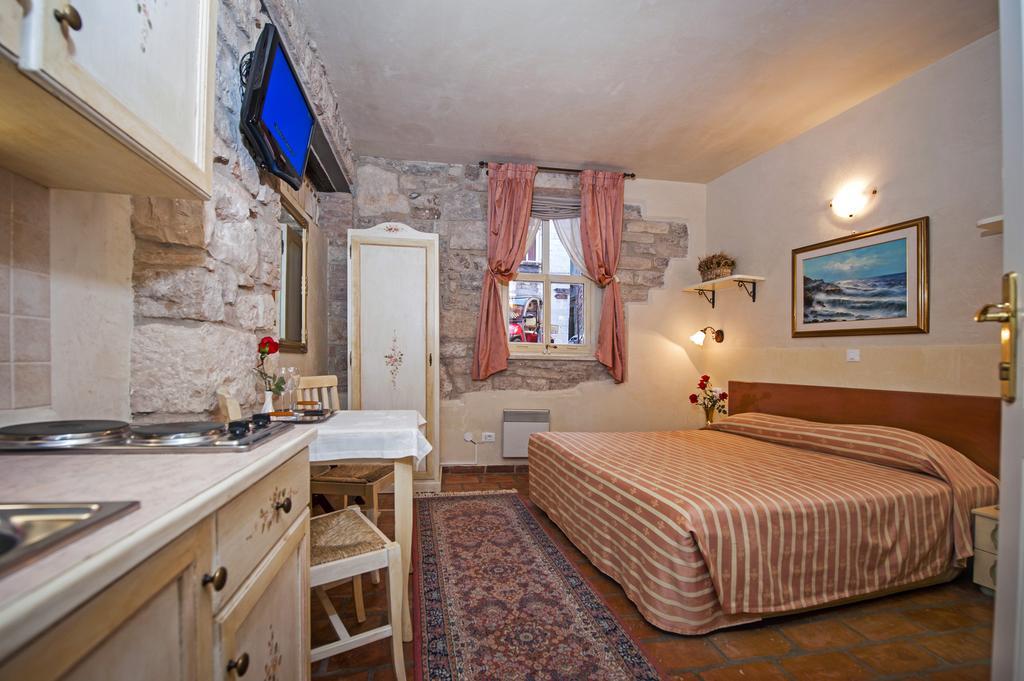 Residence Marco Polo Centro Storico 罗维尼 外观 照片